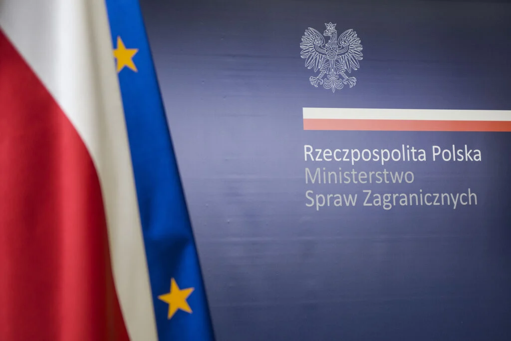 UE mira o TikTok por campanha pró-«Polexit» na Polônia: investigação sobre conteúdos gerados por IA