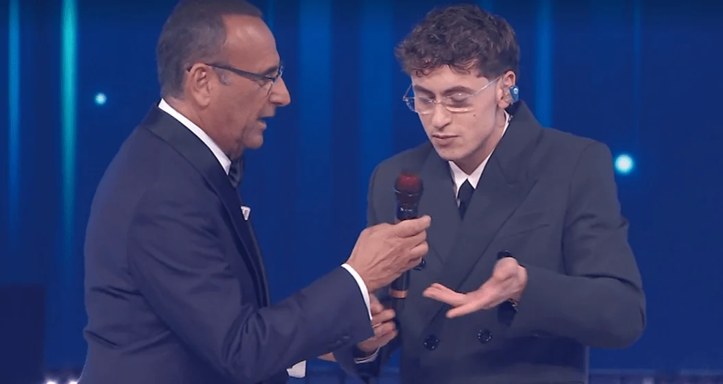 Tredici Pietro sofre problema técnico no microfone e retoma apresentação em Sanremo 2026