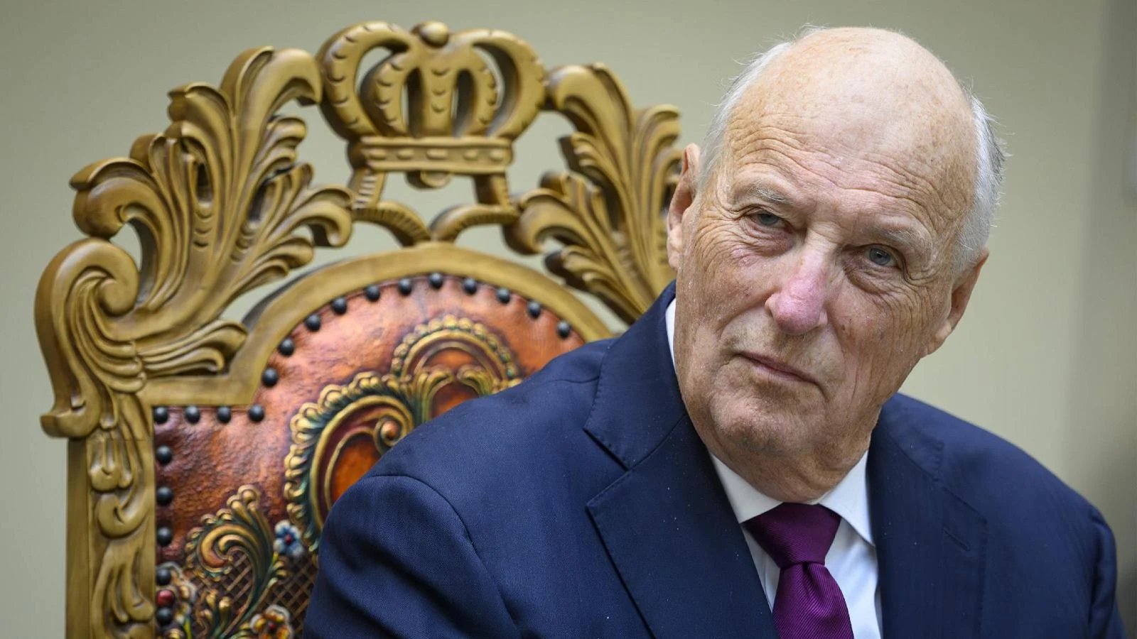 Rei Harald V da Noruega internado em Tenerife por infecção na perna; responde às terapias