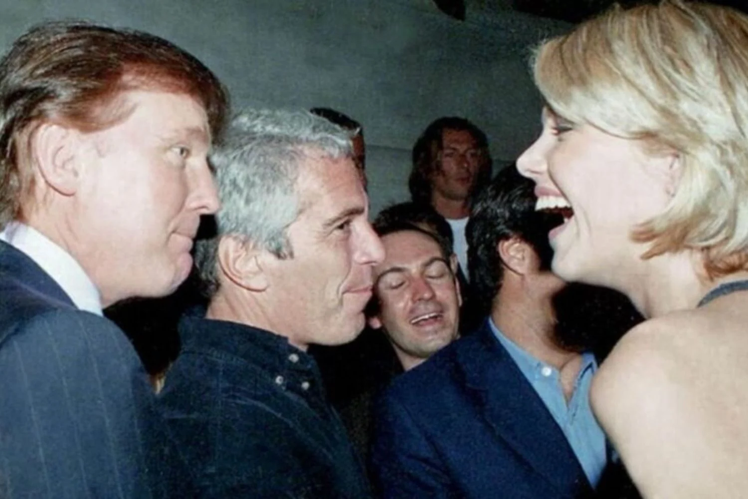 Arquivos Epstein: Clinton exige intimação de Trump e Musk enquanto novas páginas desaparecem dos documentos públicos