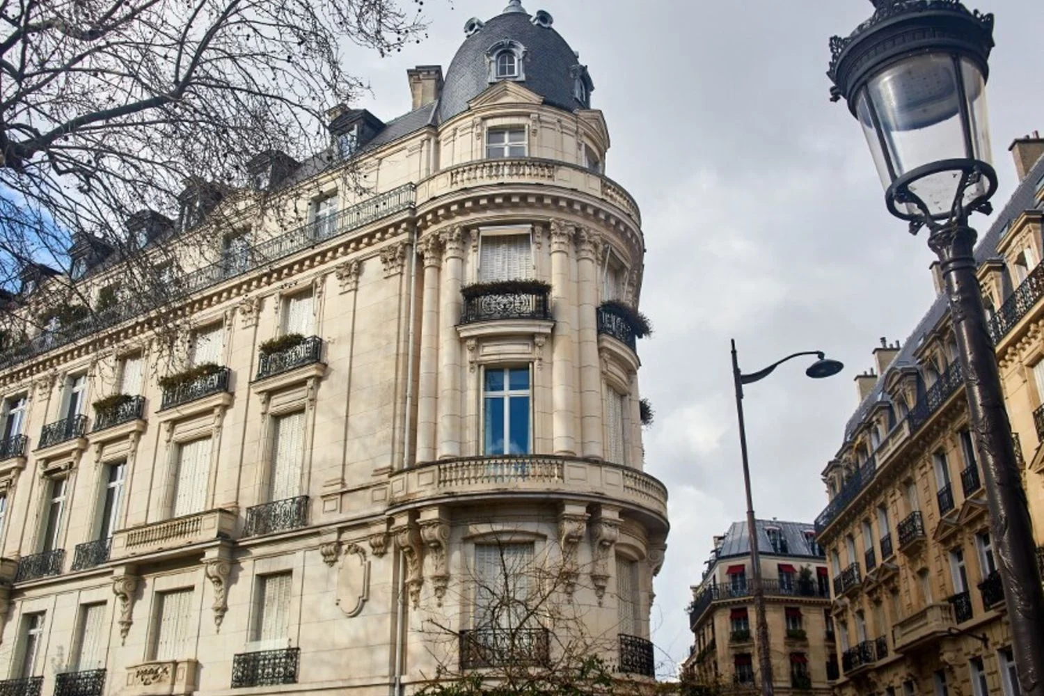 Apartamento de Epstein em Paris exibia dezenas de fotografias de mulheres nuas e objetos macabros
