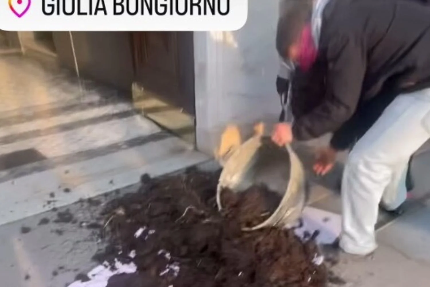 Letame no escritório de Giulia Bongiorno: 'Non Una di Meno' assume ação e reacende debate sobre projeto de lei de violência sexual