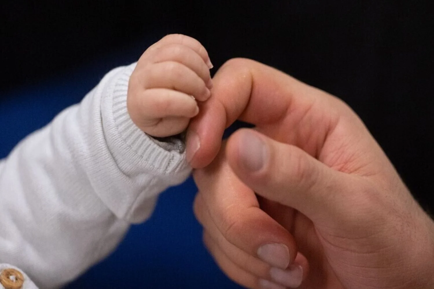 Maioria barra congedo parental igualitário; oposição acusa Meloni de enterrar direitos das mulheres