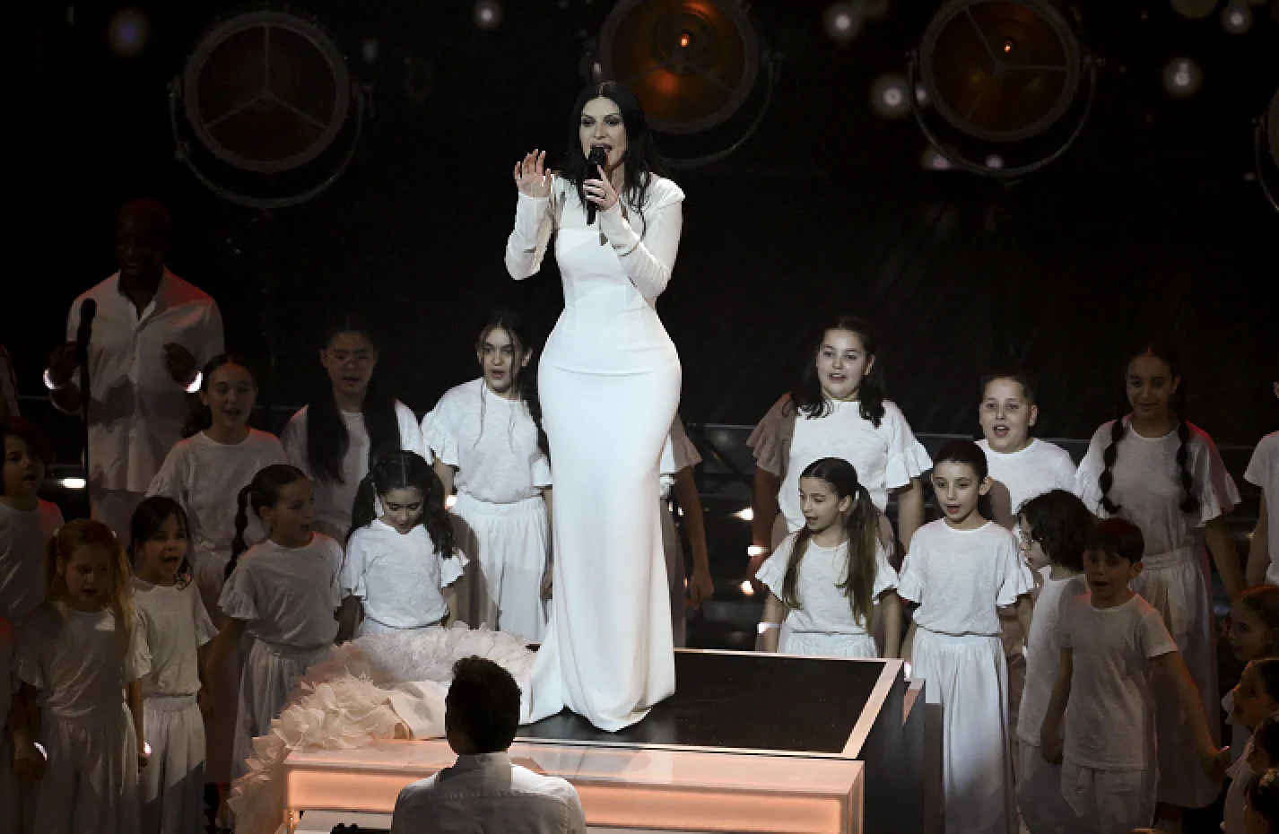 Sanremo, terceira noite: um trio feminino se destaca enquanto o gesto pacifista de Pausini levanta dúvidas