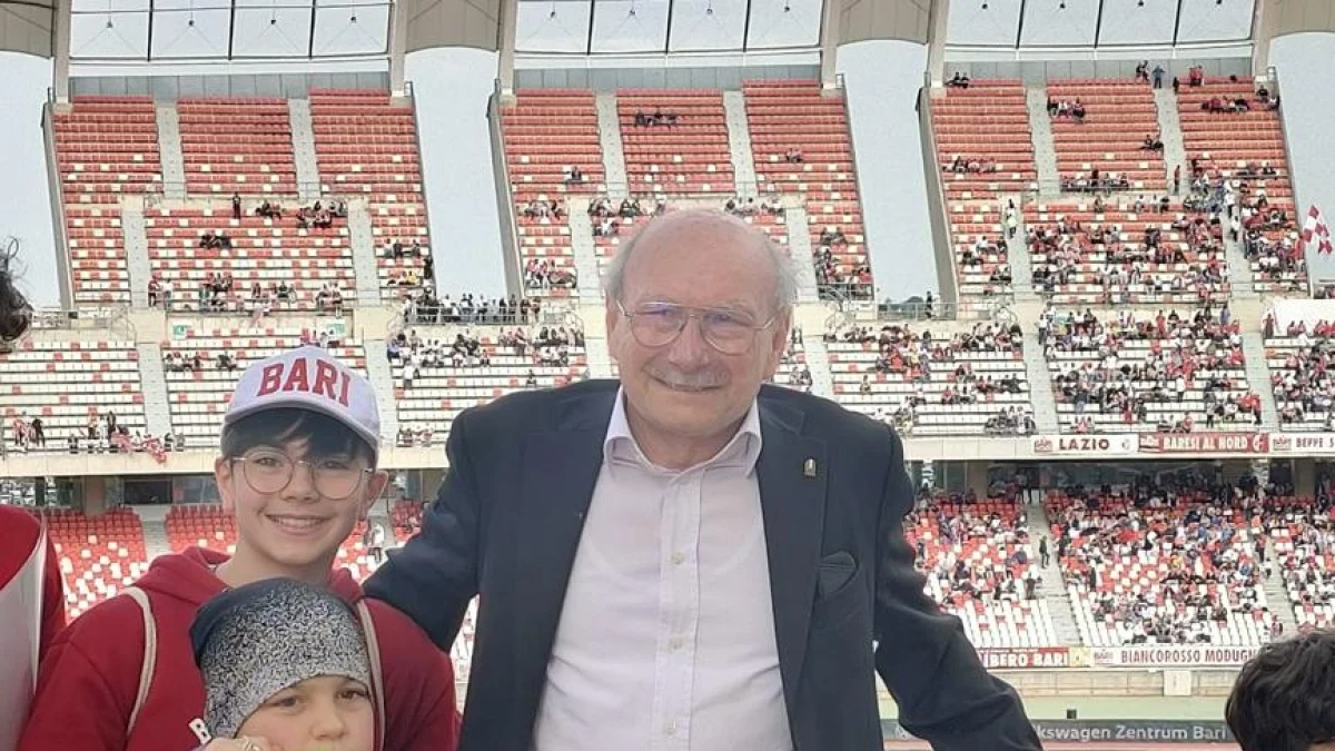 Michele Salomone, a voz histórica de Radionorba, estreia no Teatro Abeliano aos 50 anos de radiocronacas