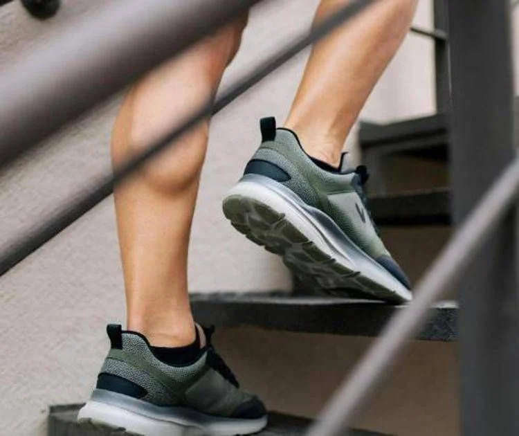 Subir escadas melhora coração e músculos em idosos, mostra estudo da Bélgica