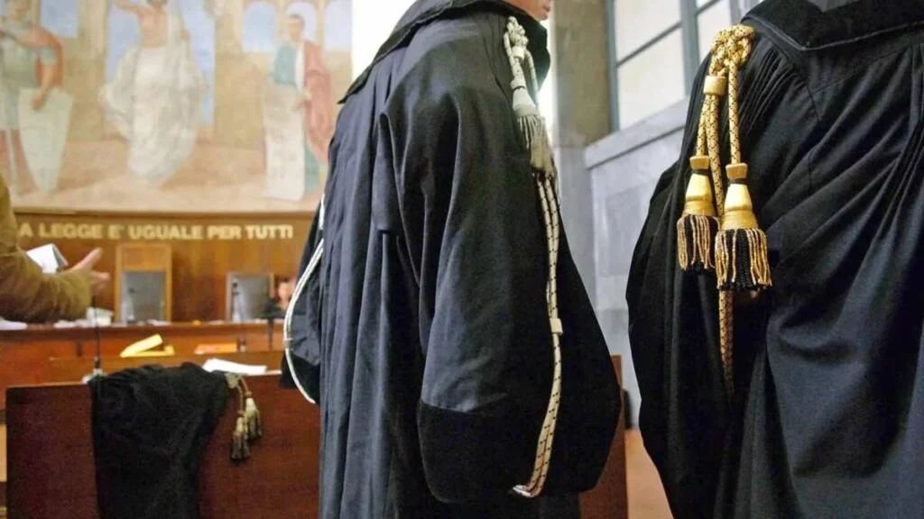 Tribunal de Veneza Reestrutura Secretaria por Sobrecarga e Restringe Retorno Exclusivamente ao Advogado Constituído