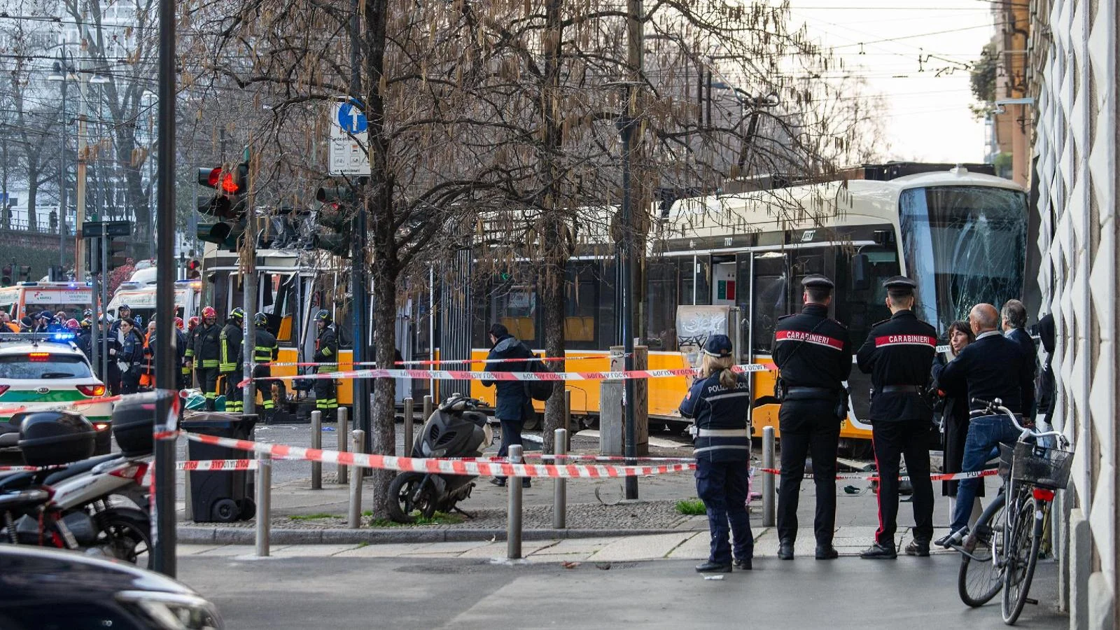 Tram descarrila em Porta Venezia: 2 mortos e cerca de 50 feridos; motorista diz que "estava mal"