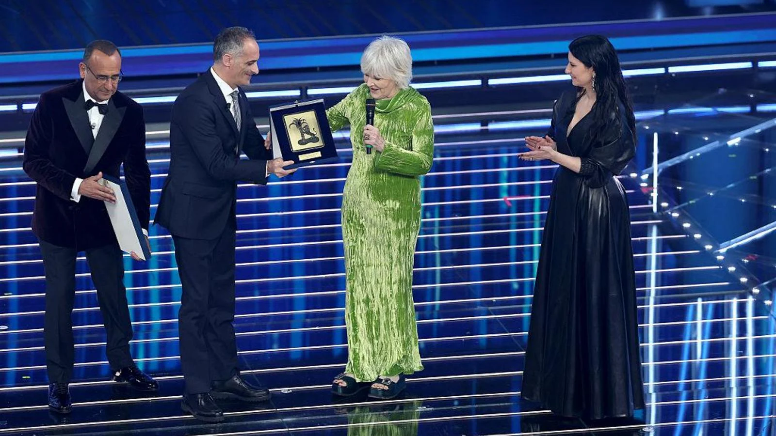 Caterina Caselli recebe Prêmio à Carreira em Sanremo 2026: “Sentitevi liberi dal giudizio”