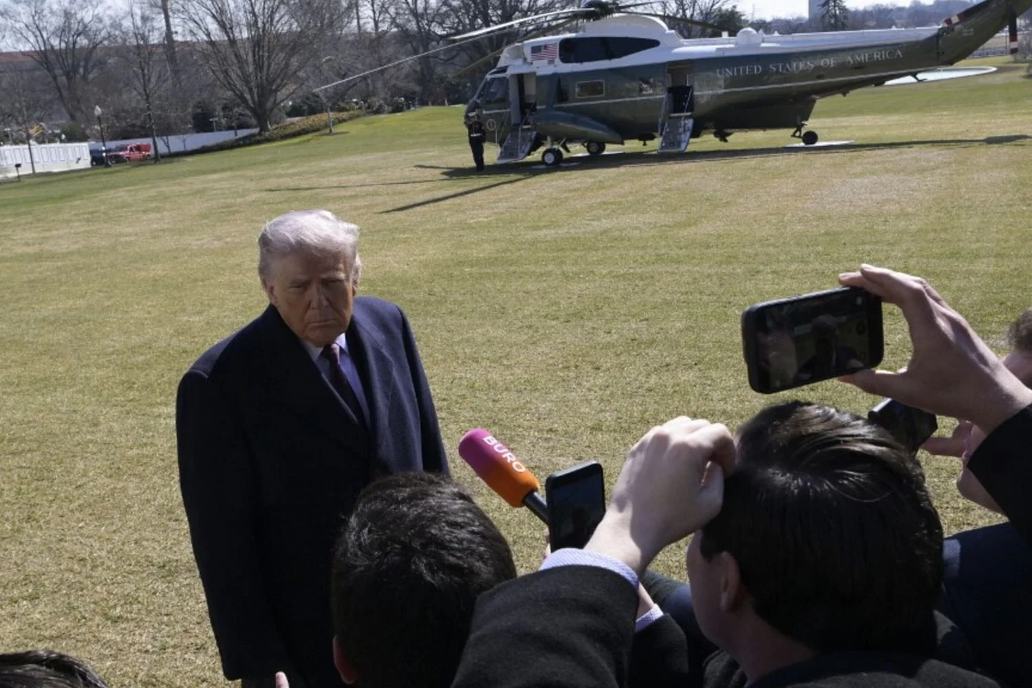 Trump insatisfeito, mas mantém negociação com o Irã enquanto risco de escalada aumenta