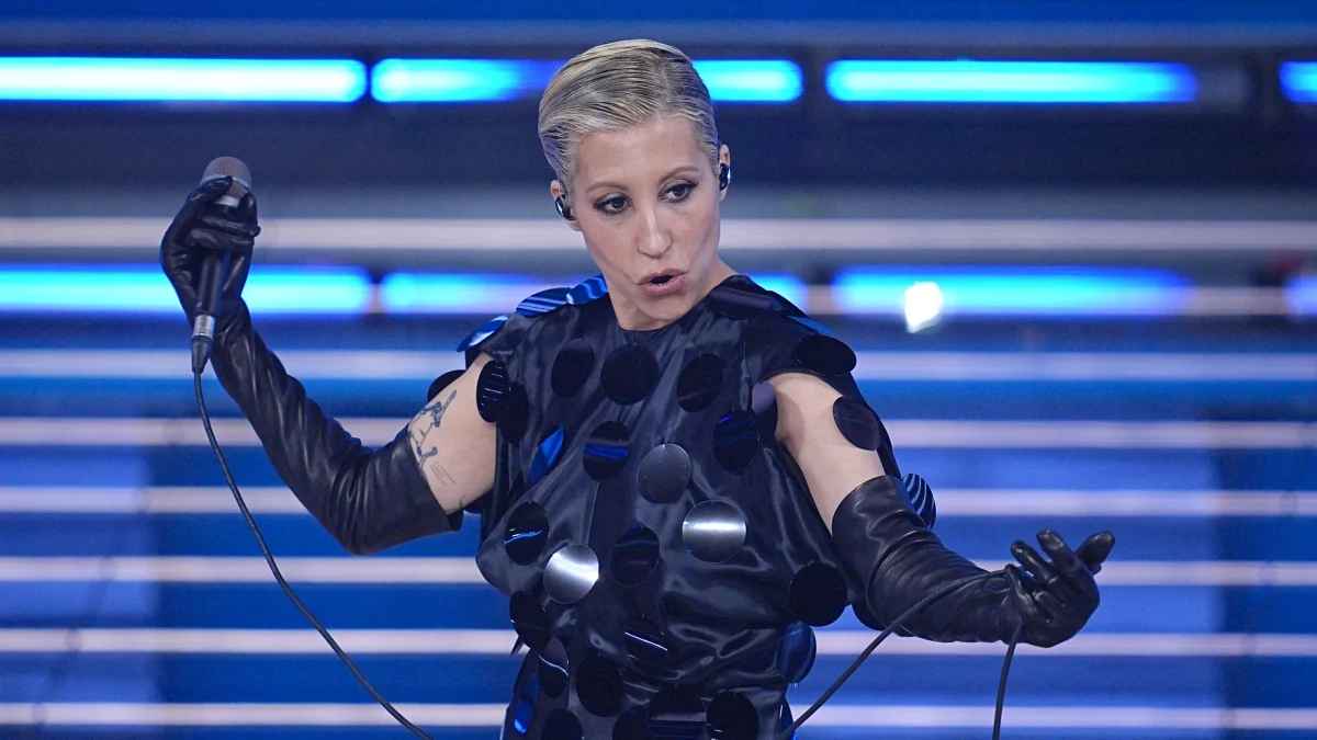 Rai abre investigação sobre possível publicidade oculta envolvendo Malika Ayane e o kit 'Animali Notturni'