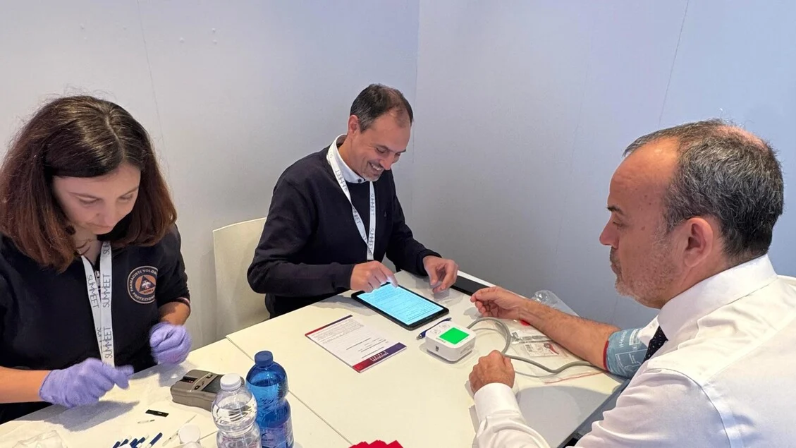 Truck 'Prevenção é Saúde' estaciona na Piazza del Popolo com screenings gratuitos