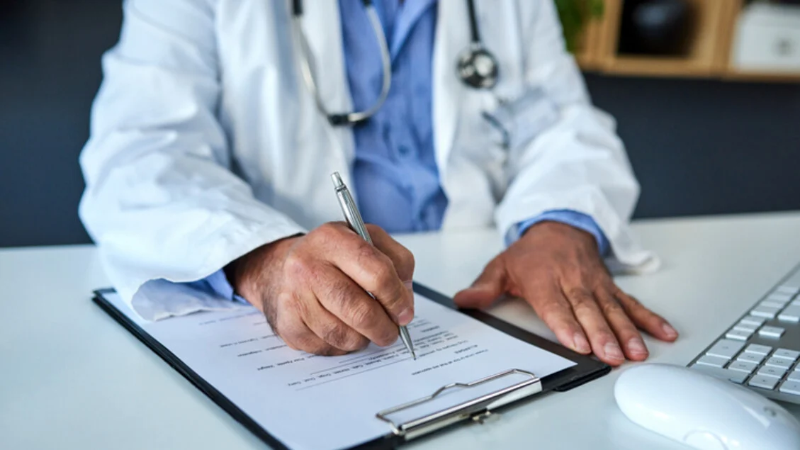 Contrato dos médicos assinado: aumento bruto de €491 mensais a partir de março, CGIL fica isolada