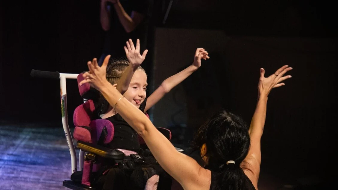 Sarah, 11 anos: a dança na cadeira de rodas que virou um hino de esperança