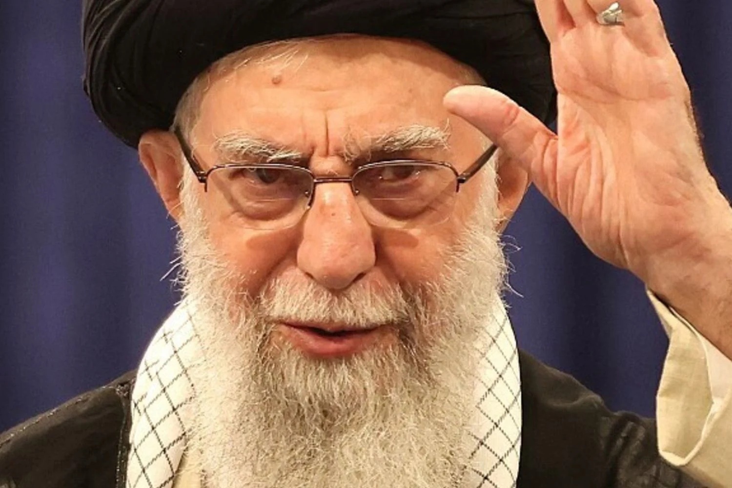 Relatos de possível morte de Ali Khamenei após ataque a Teerã; confirmações ainda ausentes