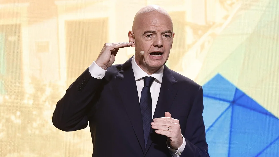 Infantino defende sanção para jogadores que se cobrem a boca após suposto insulto a Vinícius