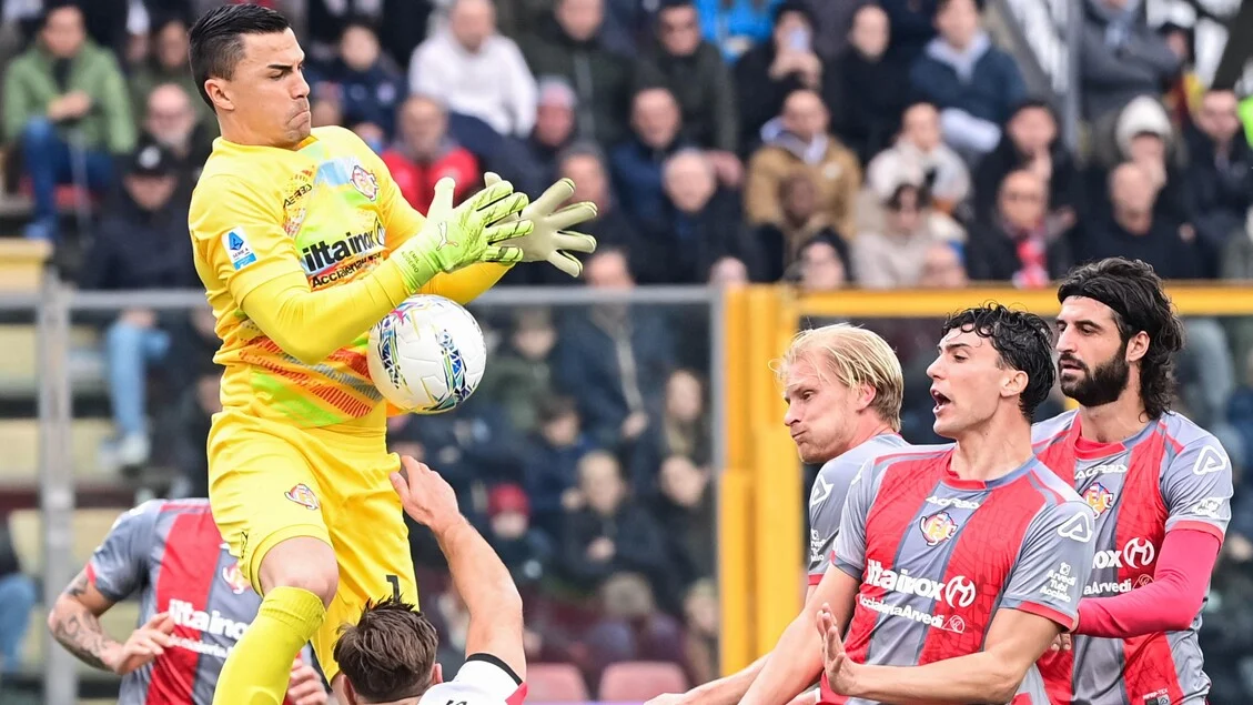 Milan supera Cremonese nos acréscimos e mantém pressão sobre a Inter na Série A