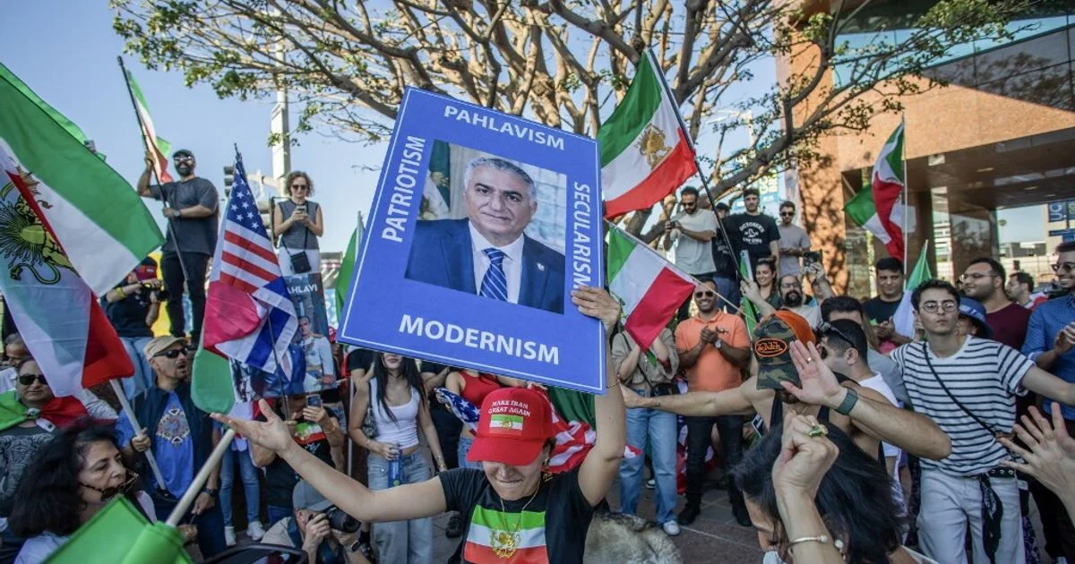 Diáspora iraniana celebra morte de Khamenei em Los Angeles e alimenta esperança por mudança