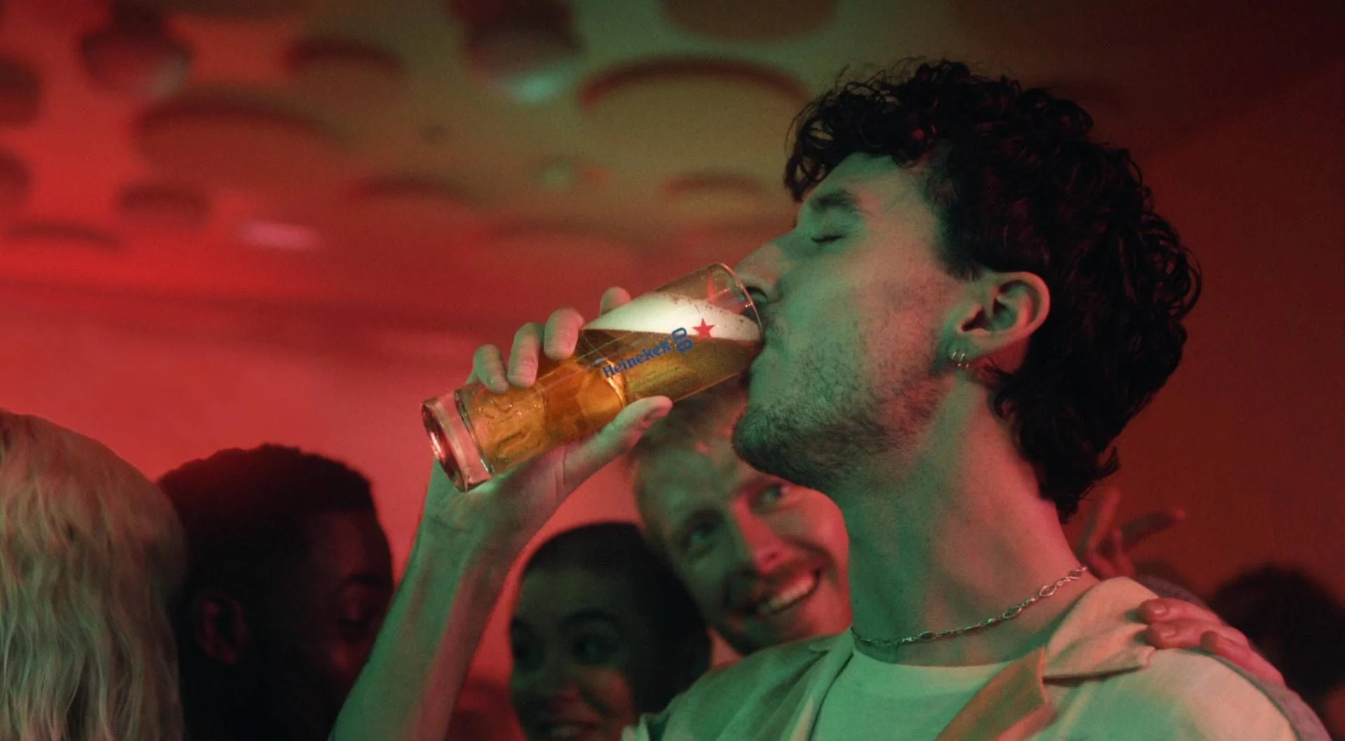Heineken lança campanha '0.0 Reasons Needed' na Itália para normalizar a escolha pela birra analcolica