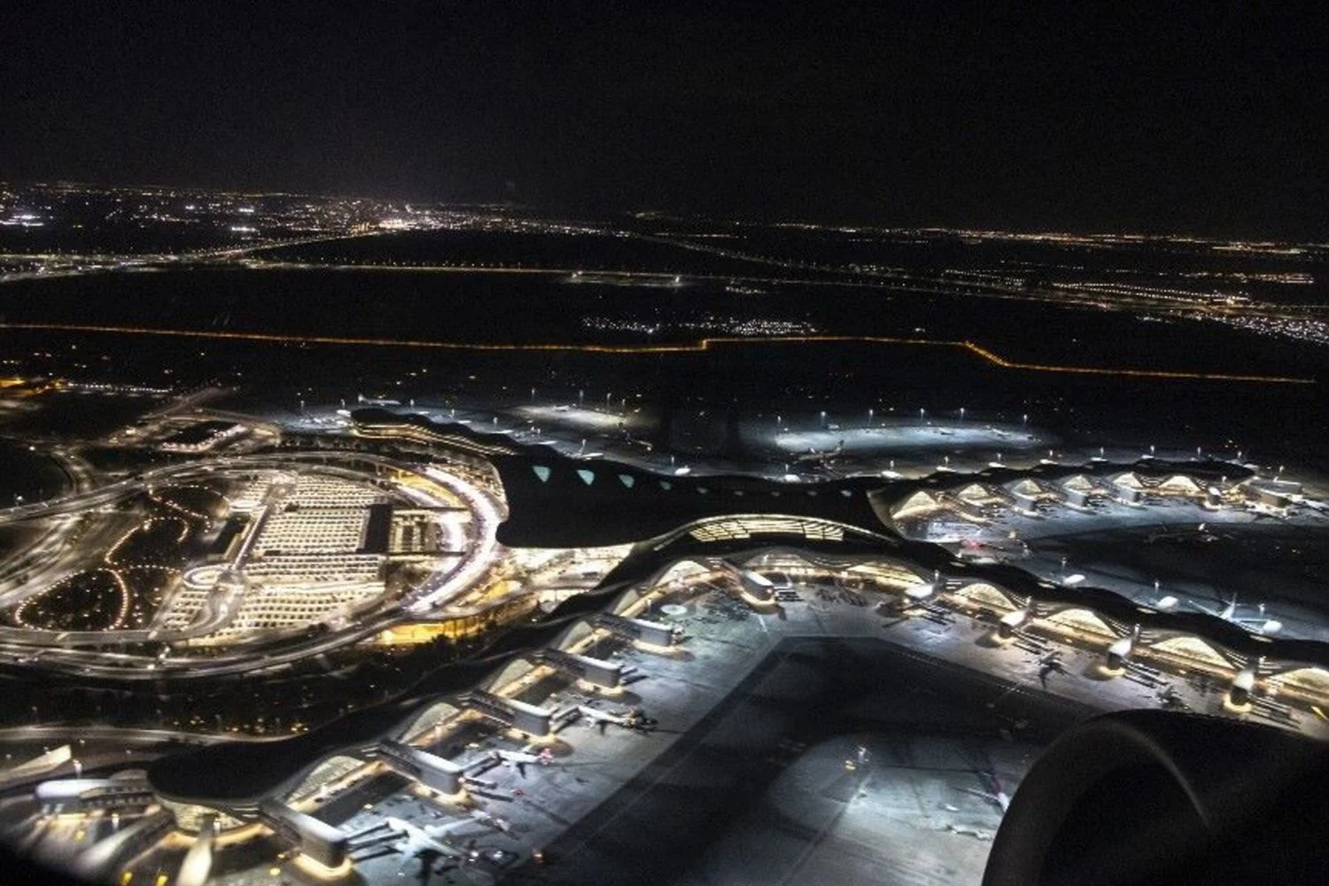 Farnesina monta ponte aéreo: retornam cerca de 500 italianos do Golfo após ataque ao Irã