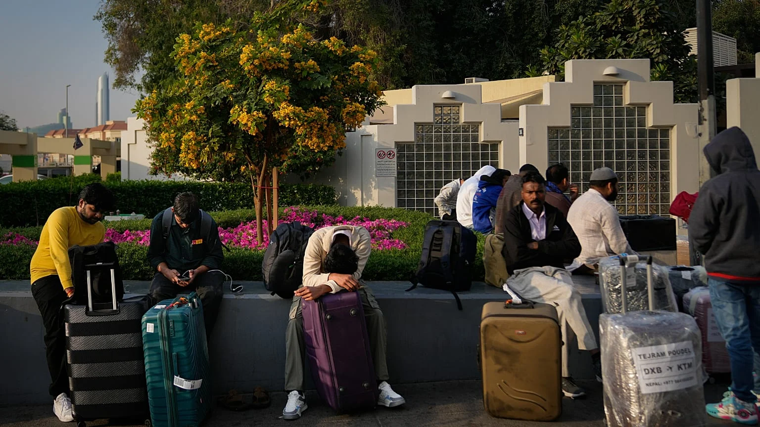 Turistas ficam presos em hotéis enquanto bombardeamentos abalam o Médio Oriente e fecham aeroportos