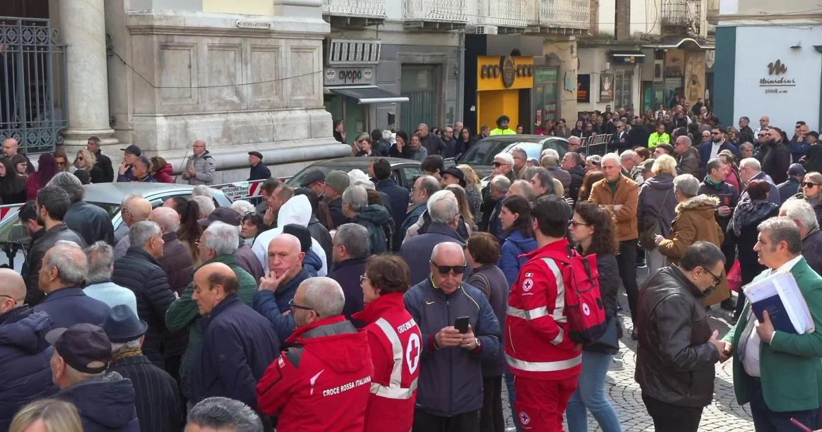 Adeus ao pequeno Domenico Caliendo: fila na capela ardente, autópsia aponta ausência de lesões na explante
