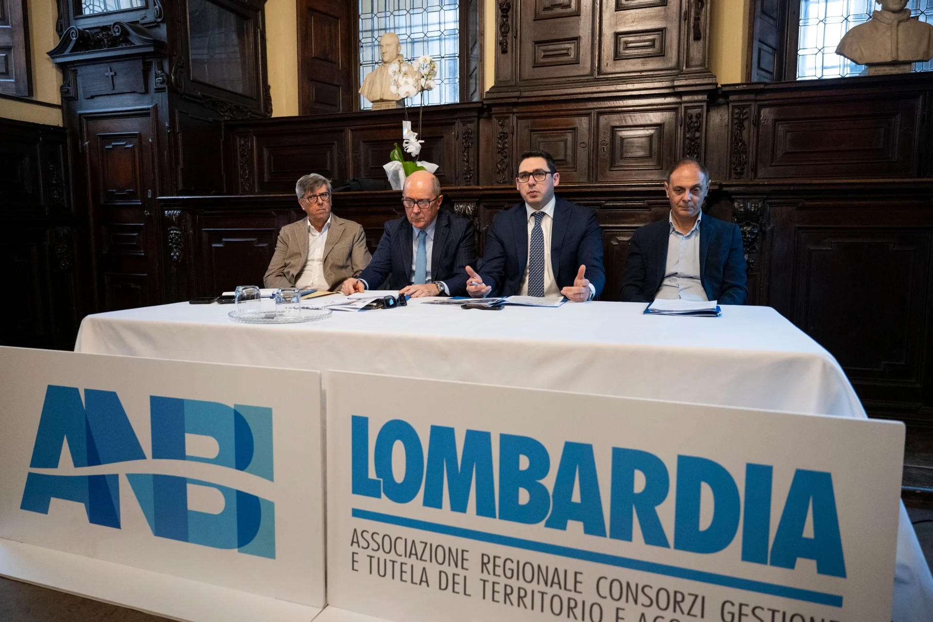Lombardia debate segurança hidráulica e resiliência territorial na Veneranda Biblioteca Ambrosiana