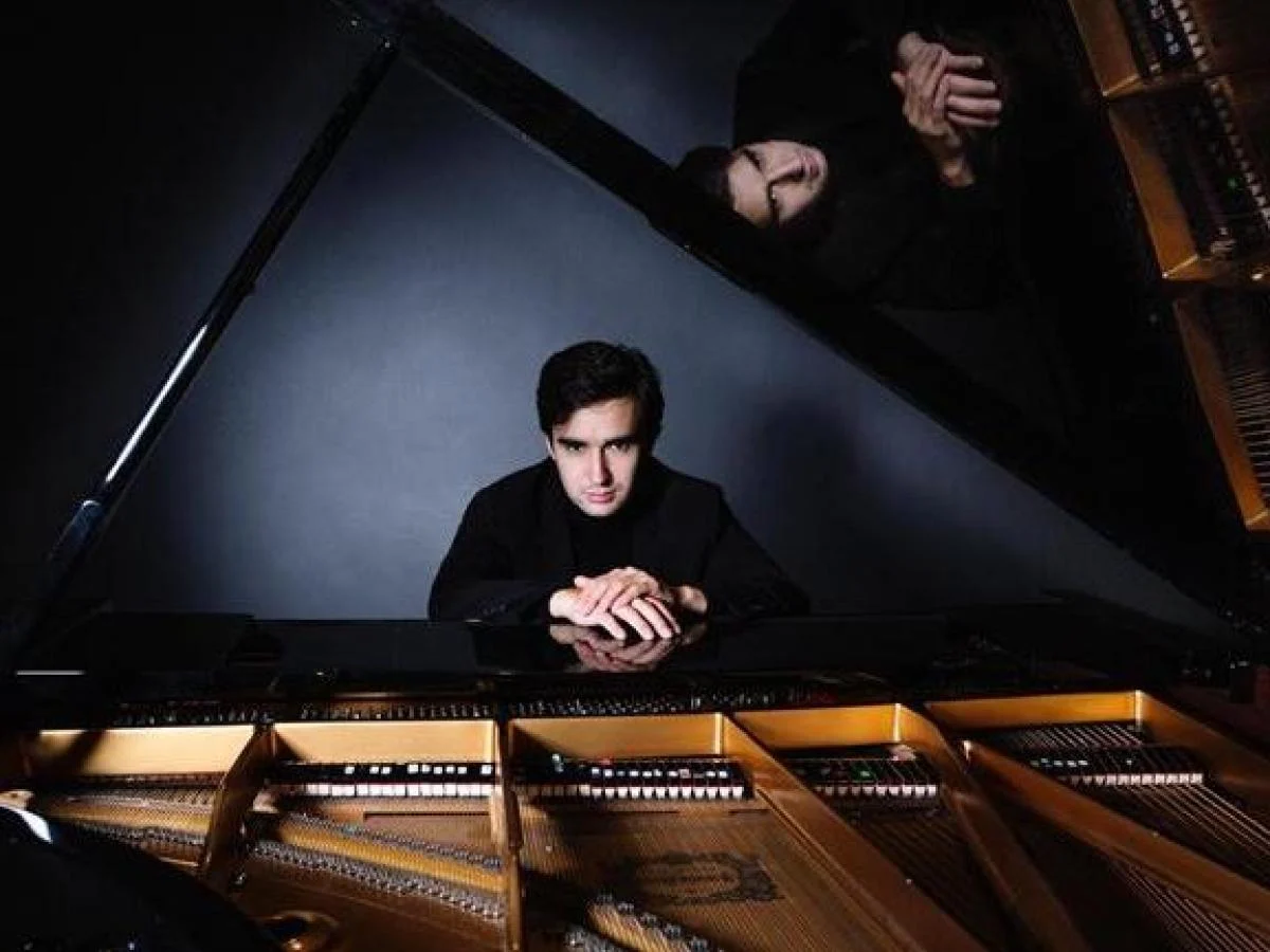 Giorgio Lazzari leva o piano de Robert Schumann à Sala Piatti em Bergamo