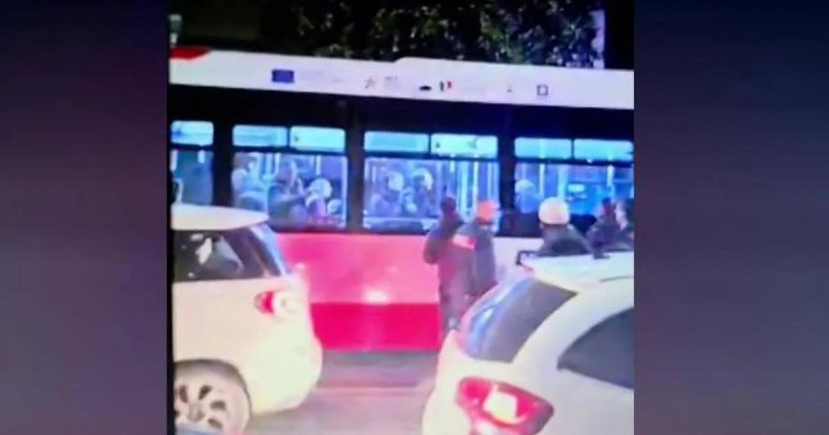 Nápoles: mulher esfaqueada sem motivo em ônibus da linha C32; suspeito preso em flagrante