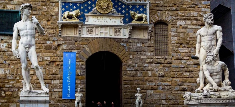 Homem Escala Estátua em Florença e é Detido pela Polícia