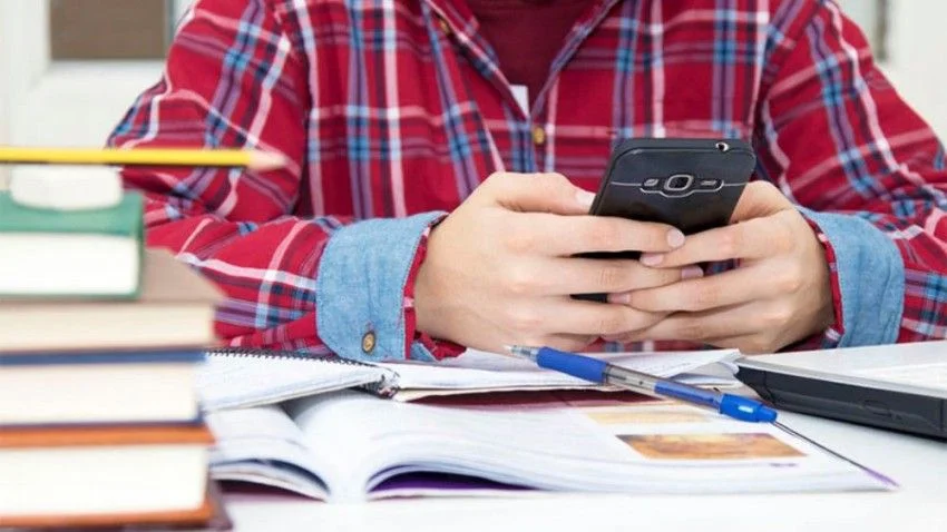 Concentração Total: Itália Proíbe Celulares para Melhor Aprendizado