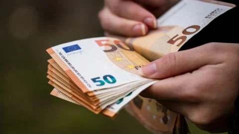 Salários Italianos sobem 3,1%, mas Inflação ainda afeta o Poder de Compra