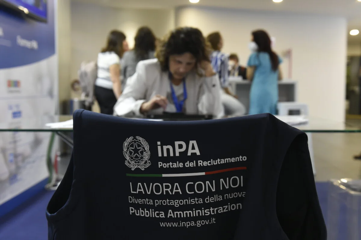 Concurso Público em Nápoles: 130 Vagas Disponíveis e Como Se Inscrever