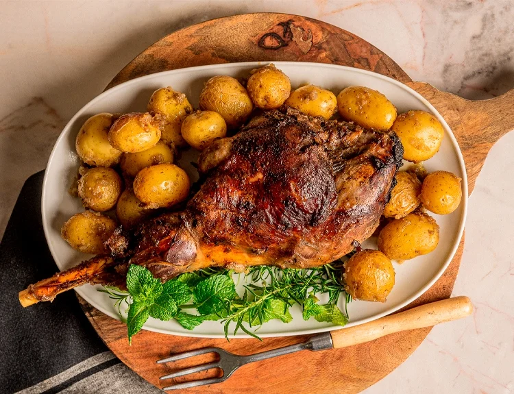 Pernil de Porco Assado com Batatas Crocantes