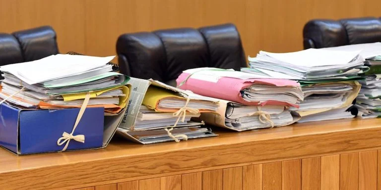 Juíza de Perugia Adia Audiências de Cidadania e Impõe Requisitos Polêmicos