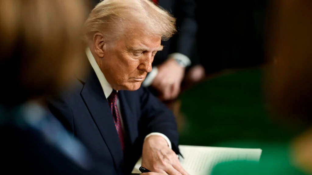 Donald Trump Anuncia Tarifas e Ameaça Relações Comerciais com a União Europeia