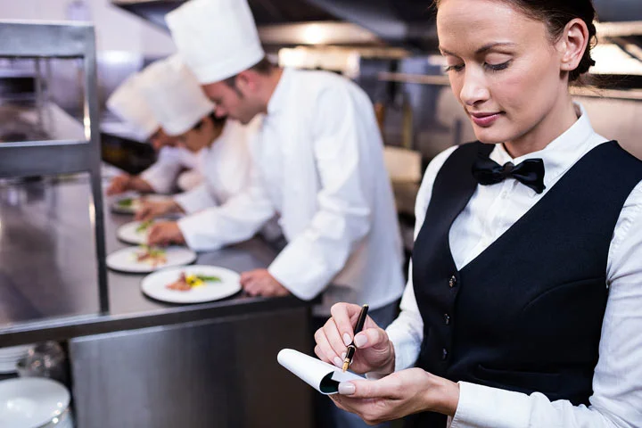 Como Trabalhar como Garçom/Garçonete (Cameriere/Cameriera) na Itália