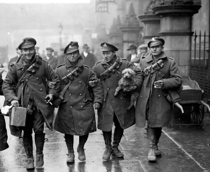 Do Exército à Alta-Costura: O Trench Coat em Território Italiano