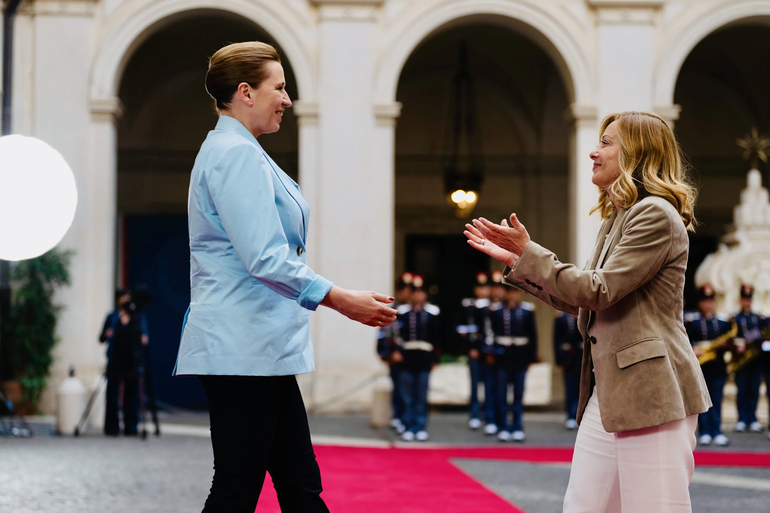 Itália e Dinamarca lideram iniciativa para reformar políticas migratórias na UE