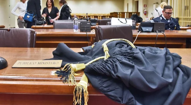 Cidadania Italiana Negada: Mulher é Penalizada Pelo Histórico Radical da Família