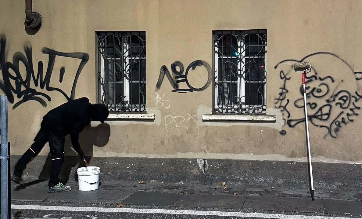 Ghost Pitùr: o imbianchino noturno que limpa as fachadas vandalizadas de Brescia