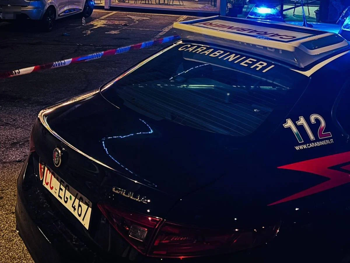 Adolescente de 15 anos é cercado por baby gang em Milão e salvo pelo pai após ligação ao banco