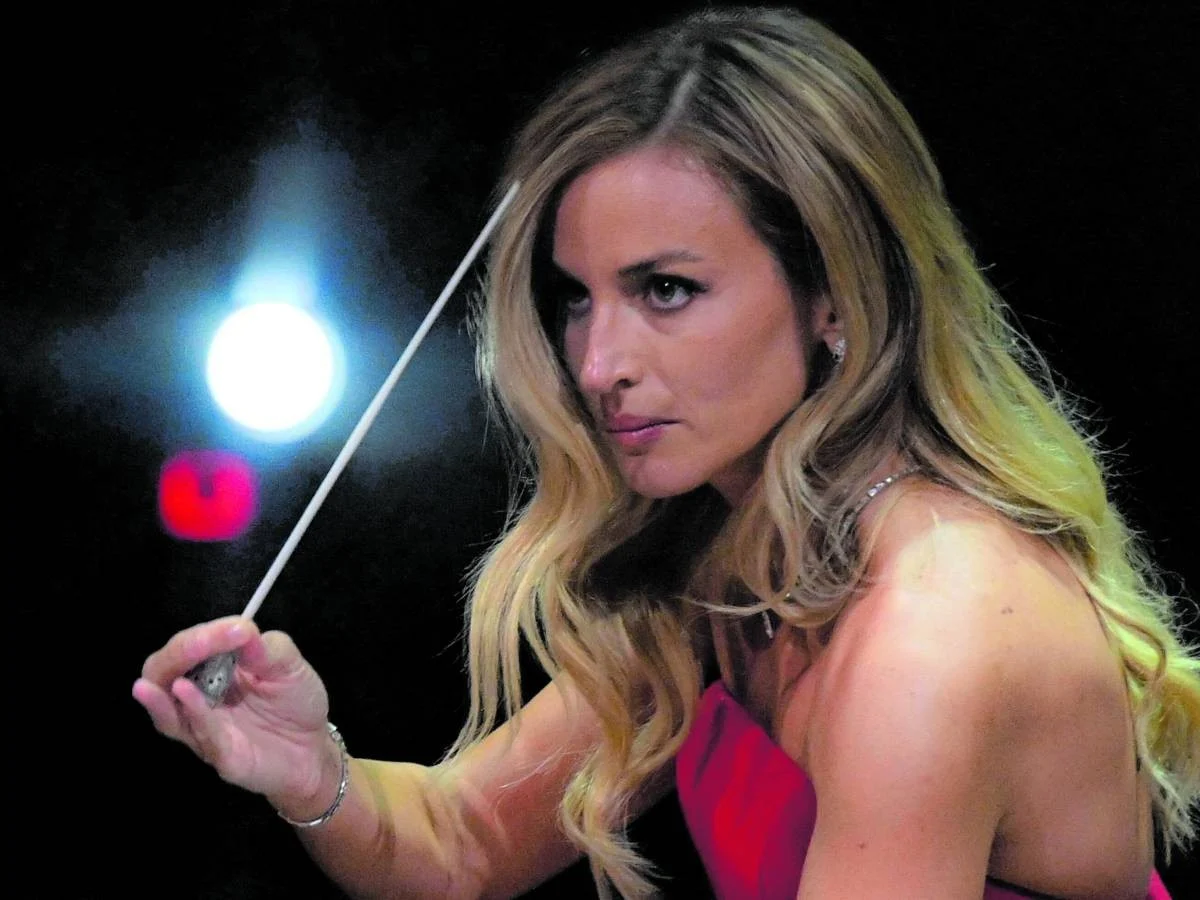 Beatrice Venezi aclamada no Teatro Colón, mas protesto contra sua nomeação na La Fenice segue confirmado