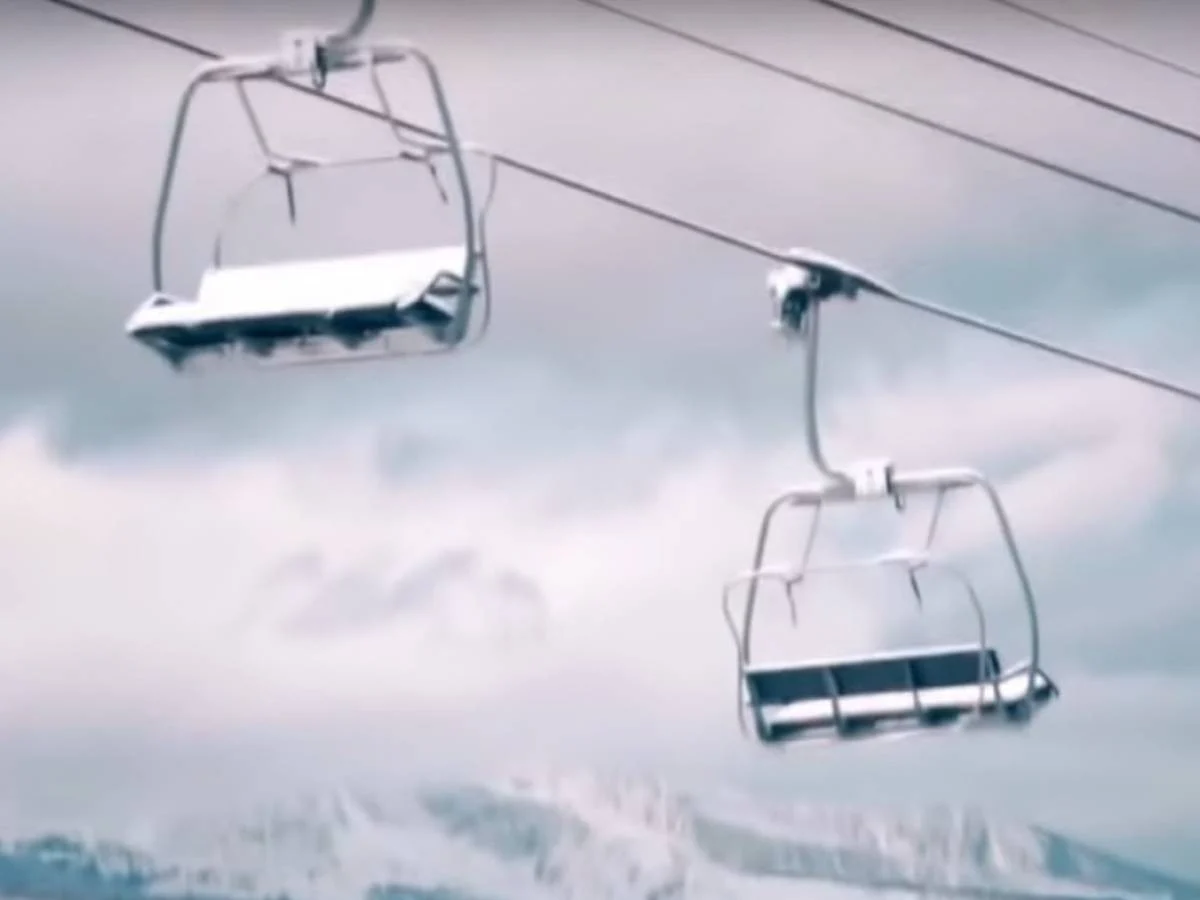 Vento forte arranca homem de cadeira elevatória e ele cai 10 metros em Piancavallo