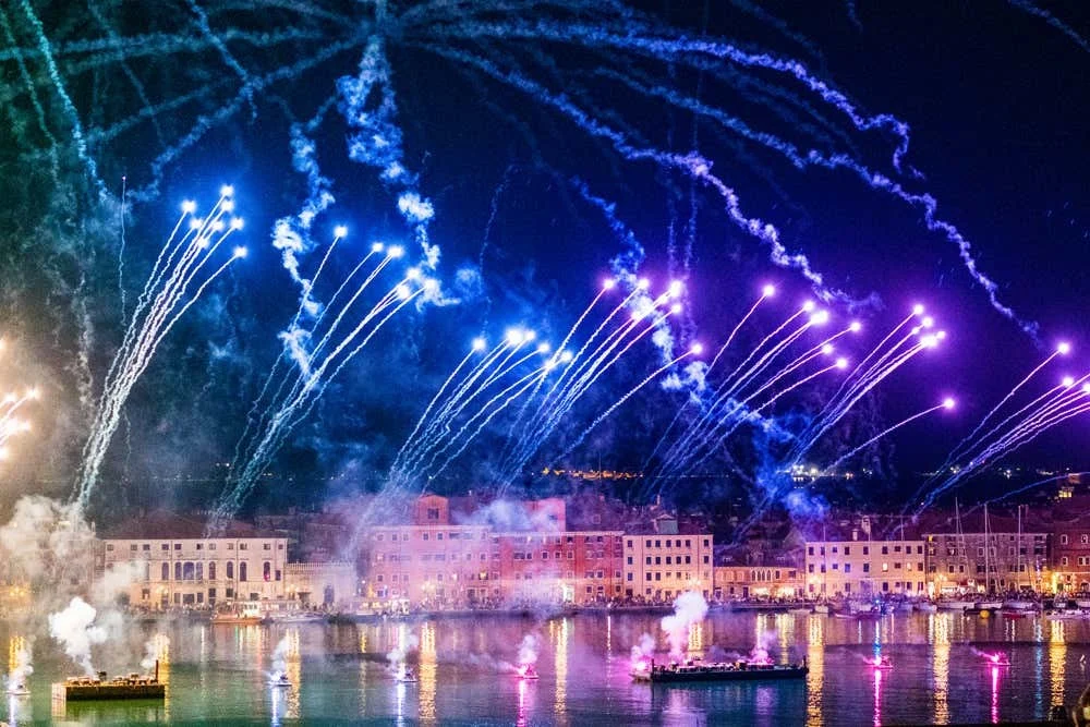 Cidades italianas reforçam proibição de fogos de artifício para proteger pessoas e animais no Réveillon