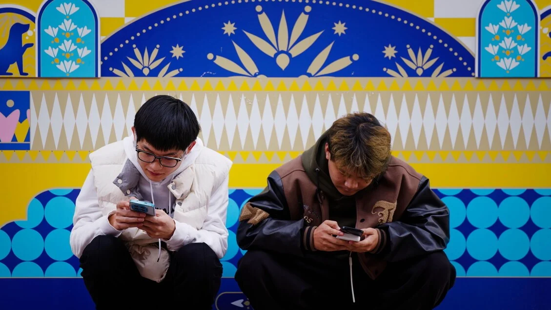 China propõe restringir influência de chatbots sobre menores para evitar dano emocional