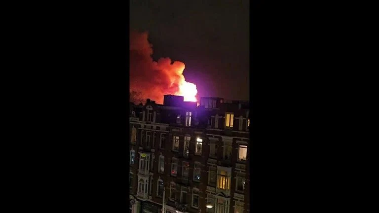 Brucia la storica chiesa di Vondelkerk ad Amsterdam, crollano tetto e campanile — rainews.it