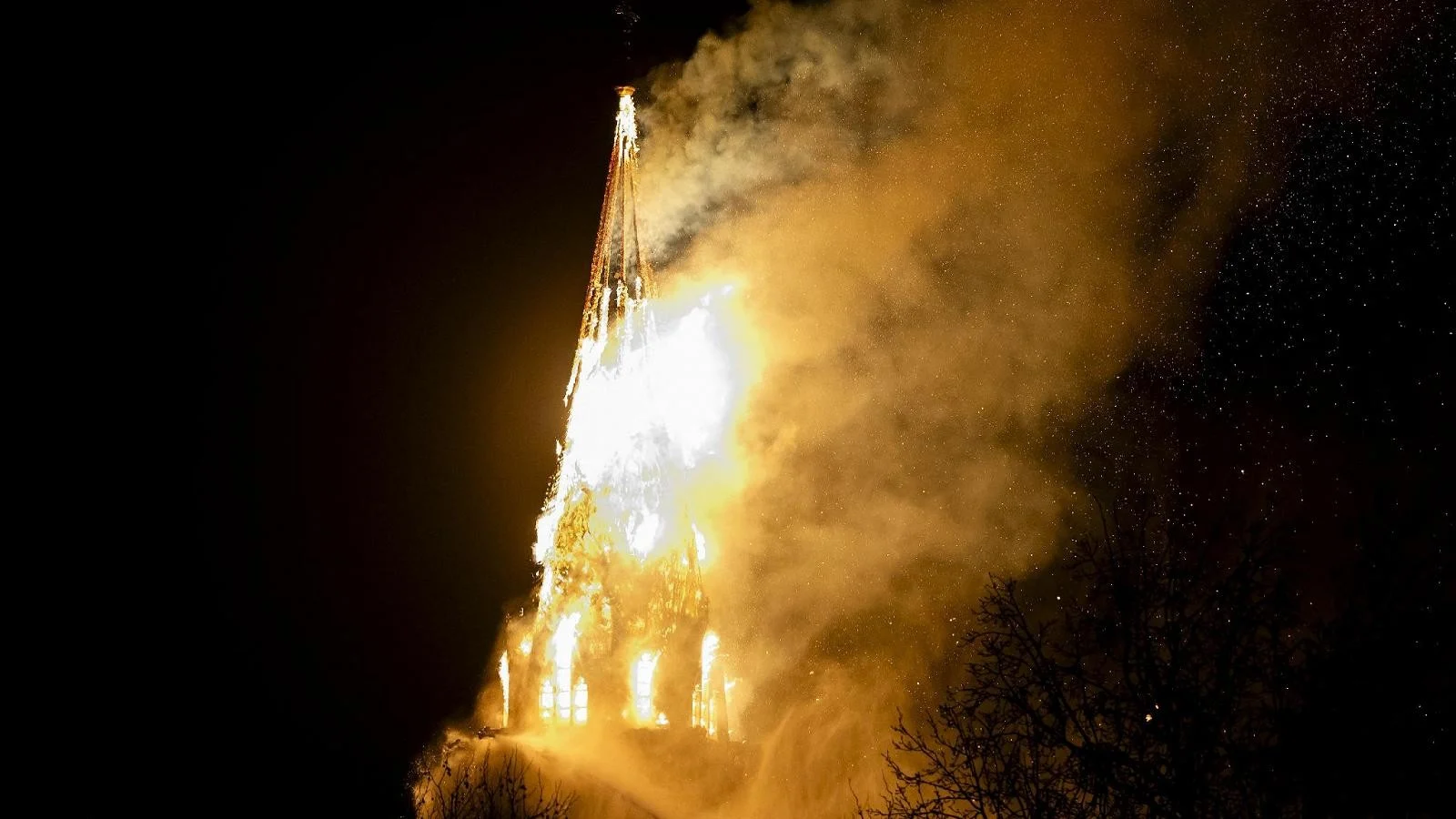 Incêndio destrói igreja histórica Vondelkerk em Amsterdam; campanário e telhado desabam