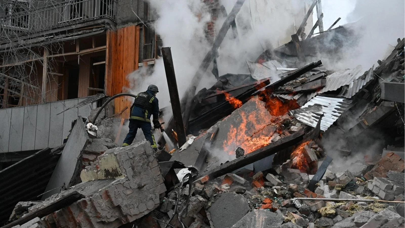 Zelensky troca comando da Defesa e alerta para ataque russo em larga escala; 95 drones atacam à noite