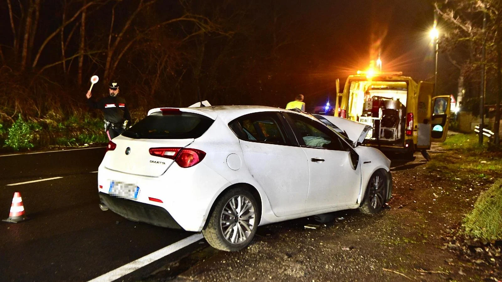Colisão frontal em Tor San Lorenzo: três mortos e um ferido grave em via Laurentina